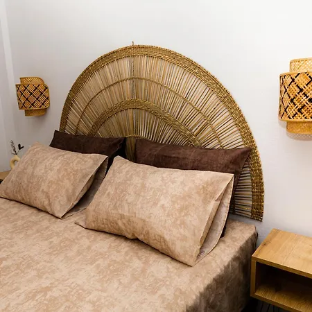 Dm Seaside House Perissa (Santorini)