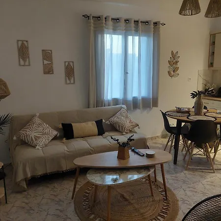 Dm Seaside House Perissa (Santorini)